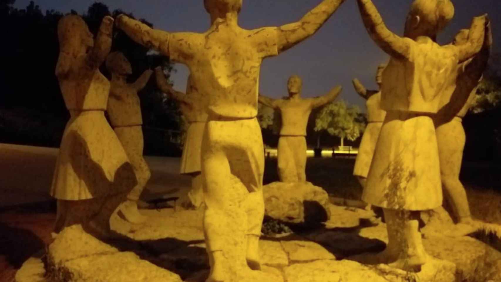 El monumento 'La Sardana' con los brazos mutilados / TWITTER