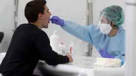Una sanitaria le realiza un frotis bucal a un vecino de Ordizia para detectar si tiene coronavirus / EUROPA PRESS