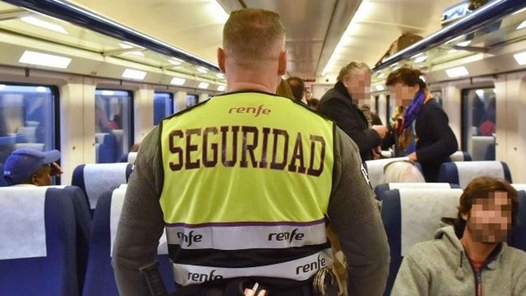 Un vigilante de seguridad de Renfe en un tren / UPO