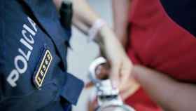 Un agente de Mossos pone las esposas a un detenido en un control policial / MOSSOS