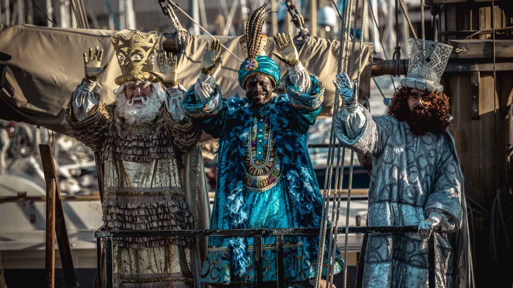 Los Reyes Magos a su llegada al puerto de Barcelona para la cabalgata / EUROPA PRESS