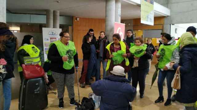 Activistas de la PAH tras el desalojo de trece familias en LLeida / PAH