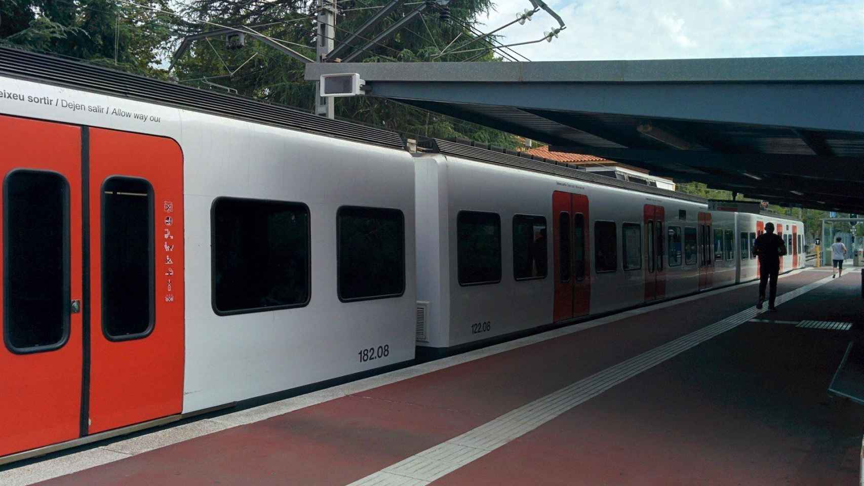 Un tren de Ferrocarrils de la Generalitat en una estación / FGC