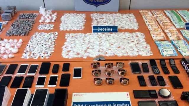 Material intervenido en el punto de venta de drogas desmantelado en Canovelles / MOSSOS