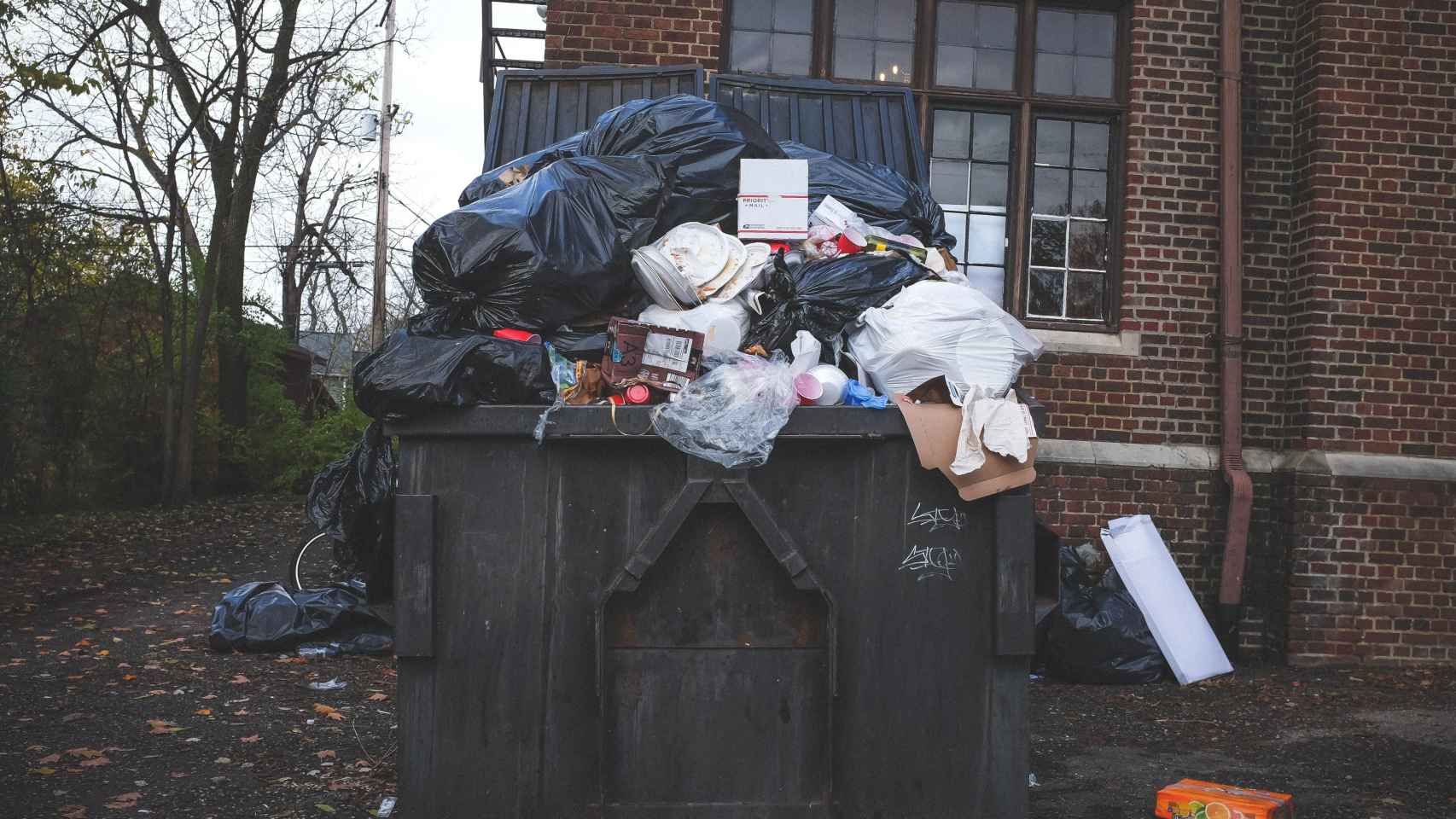 Cubo de basura lleno de residuos / UNSPLASH