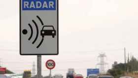 Una foto de archivo de un radar en una carretera española
