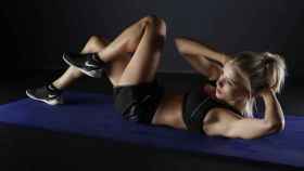 Imagen de una mujer haciendo fitness para combatir la obesidad