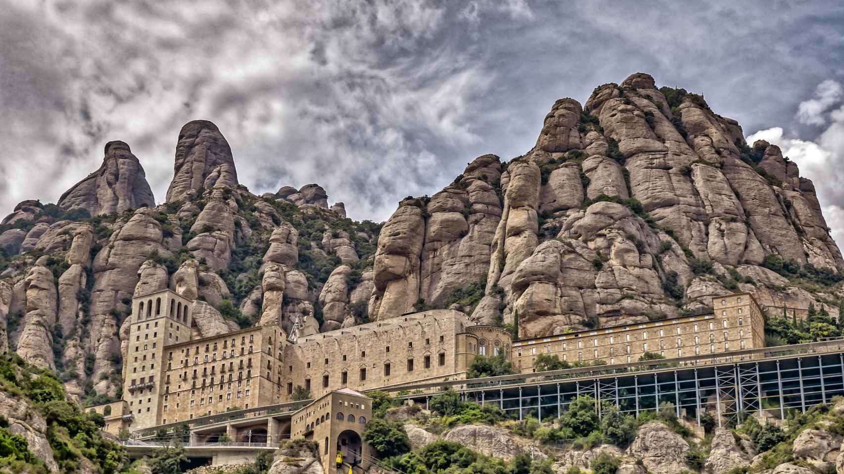 Macizo rocoso donde se encuentra la Abadía de Montserrat / FLICKR