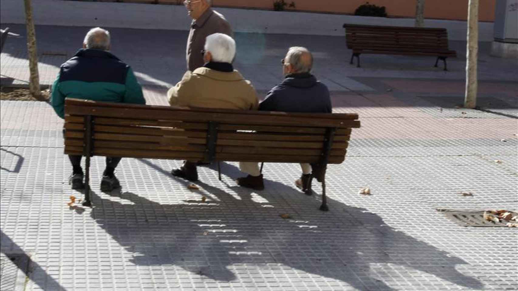 Ancianos sentados en un banco / EFE