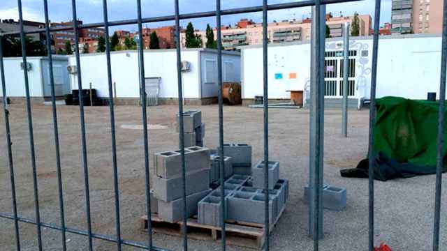 Barracones y material de construcción en la Escola Virolet de Sabadell / CG