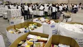 Cajas con alimentos y voluntarios del Gran Recapte de 2016