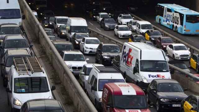 Coches en una de las Rondas de Barcelona / EFE