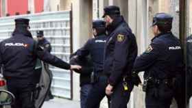 Agentes de la Policía Nacional durante un operativo en Cornellà del Llobregat (Barcelona) / CG