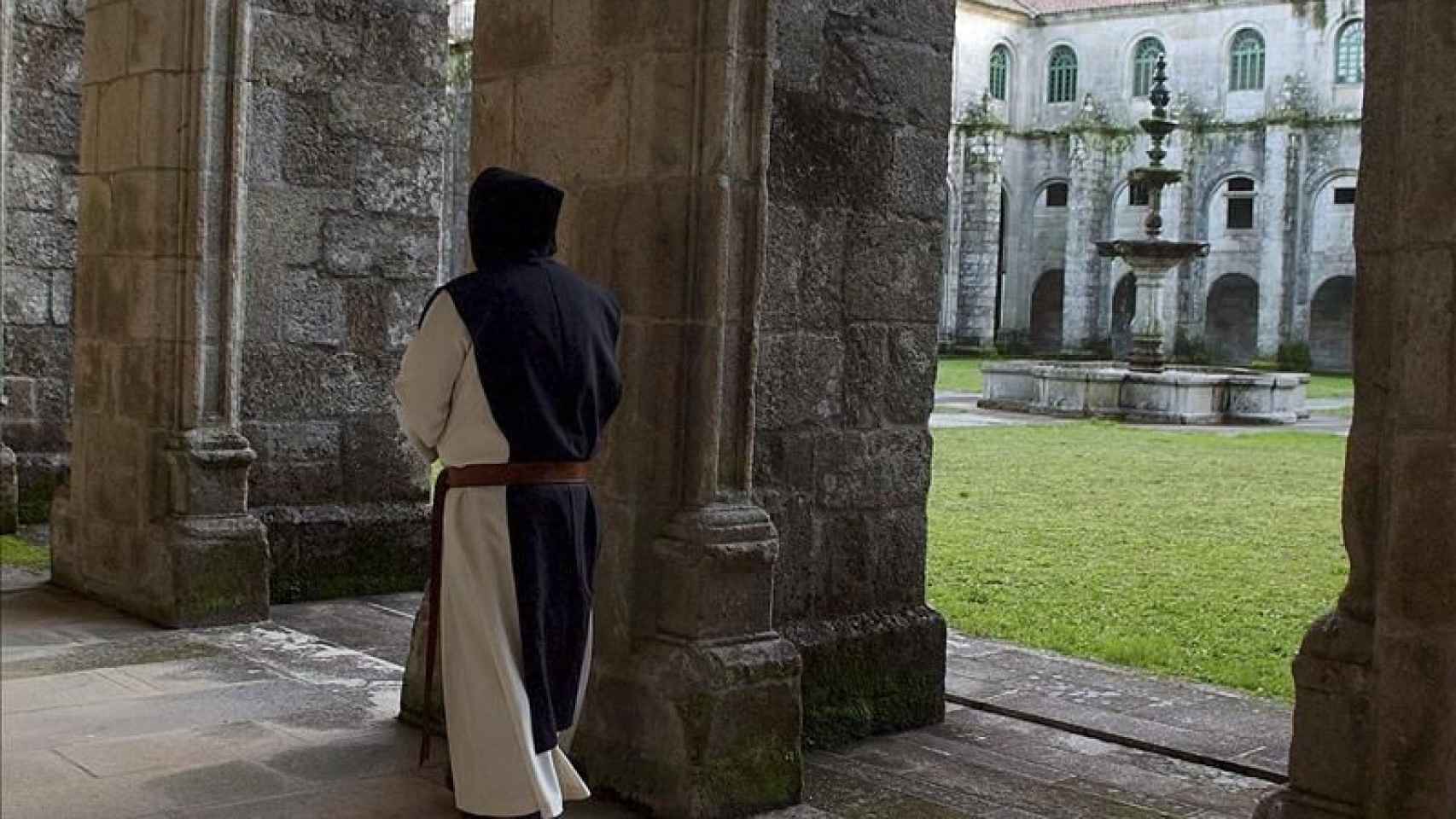 Crisis de vocaciones en España: un fraile camina en un monasterio / EFE