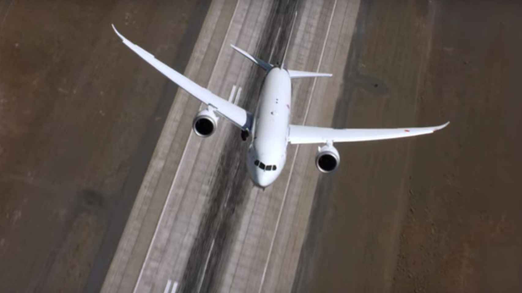 Imagen del nuevo modelo de Boeing 787 durante su vuelo experimental.