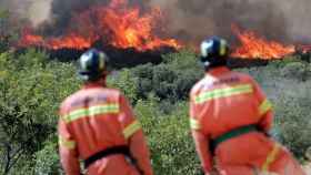 Dos bomberos vigilan el incendio forestal de Bolbaite, que ya afecta a 2.500 hectáreas.