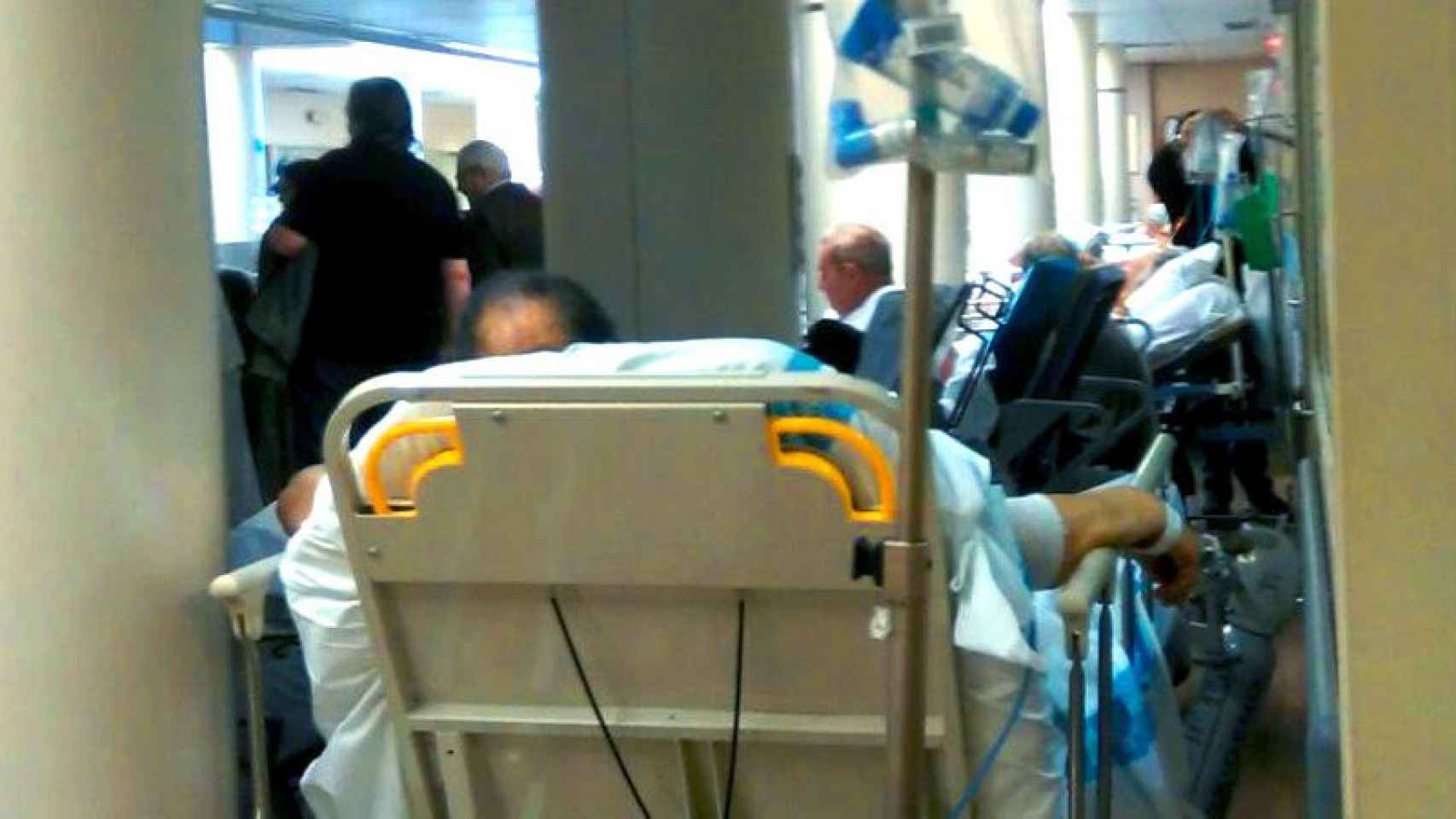 Enfermos en los pasillos a la espera de cama en el Hospital Vall Hebrón