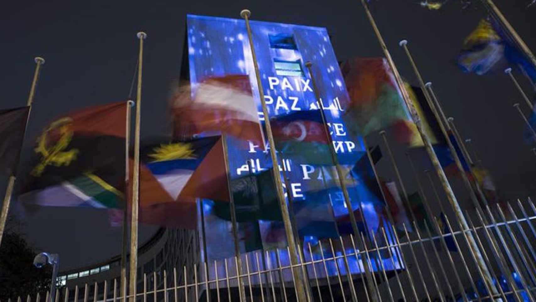 La palabra paz en distintos idiomas se proyecta sobre la sede central de la Unesco en París.