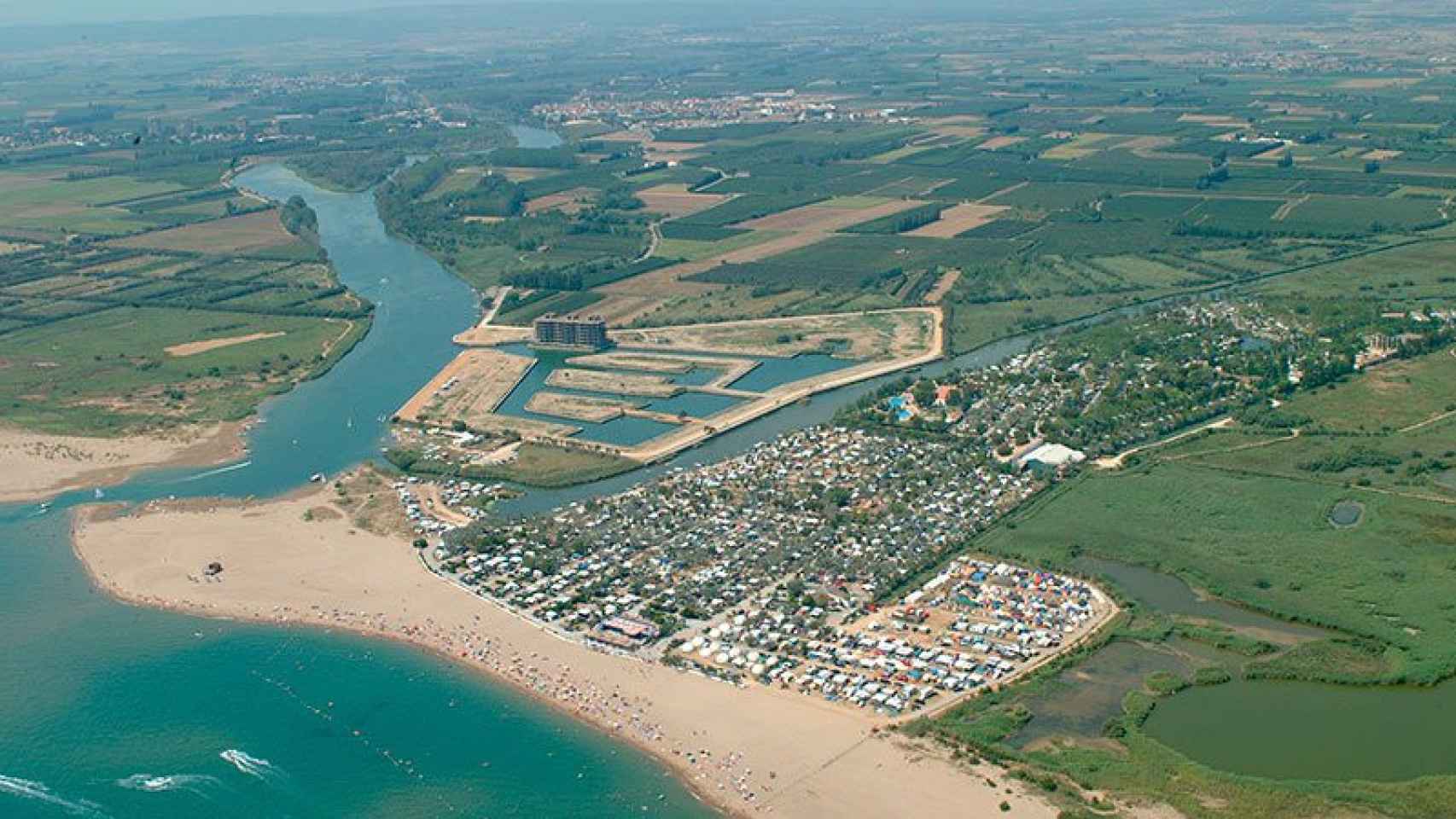 Vista aérea de la desembocadura del Fluvià, donde se había proyectado el complejo urbanístico y el puerto deportivo.