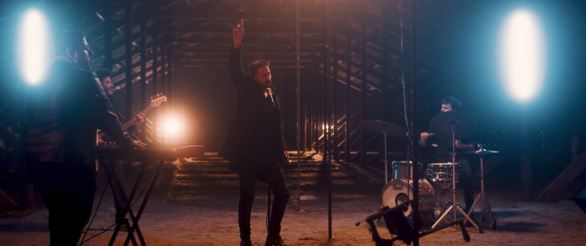 Marc Timón en el videoclip de la canción 'Perfums de nit', de su álbum pop 'Amalia' / MARC TIMÓN
