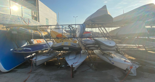 Kayaks rotos tras el paso de un tornado por el Club Náutico de Tarragona / CG