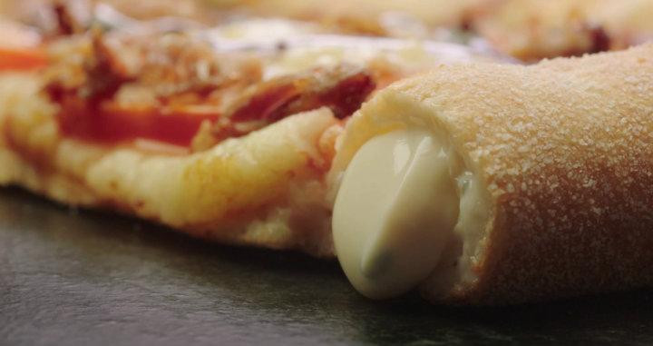 Los bordes de la nueva Telepizza están rellenos de queso fundido al ajo