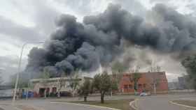 Incendio activo en el interior de una empresa cárnica de Mercabarna / TWITTER