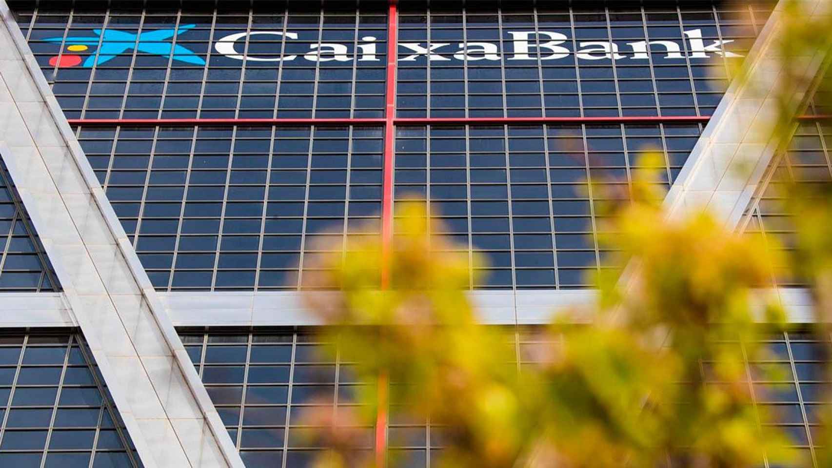 Logo de Caixabank en la antigua sede de Bankia en Madrid / EP