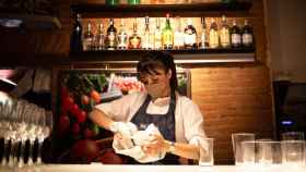 Una camarera limpia vasos en un bar de Barcelona, donde se implantará el pase Covid / EP