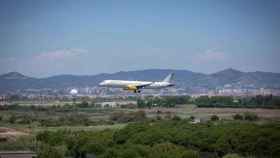 Imagen de un avión aterrizando en el aeropuerto de El Prat / EP