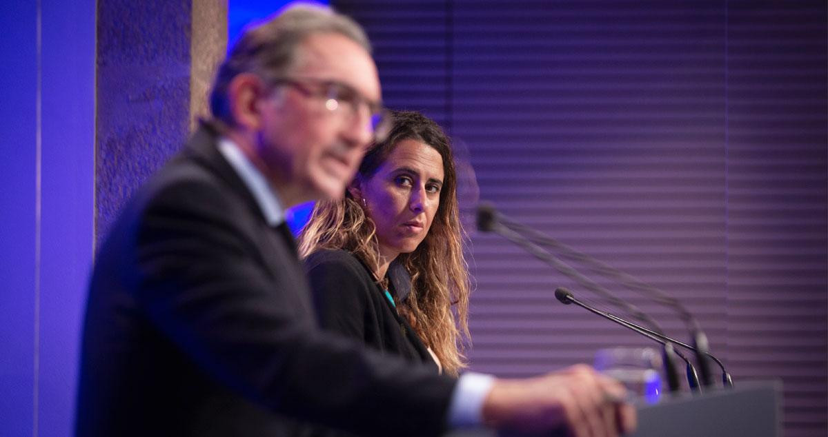 La portavoz del Govern, Patrícia Plaja, mira a Jaume Giró durante una comparecencia del 'conseller' de Economía / EP