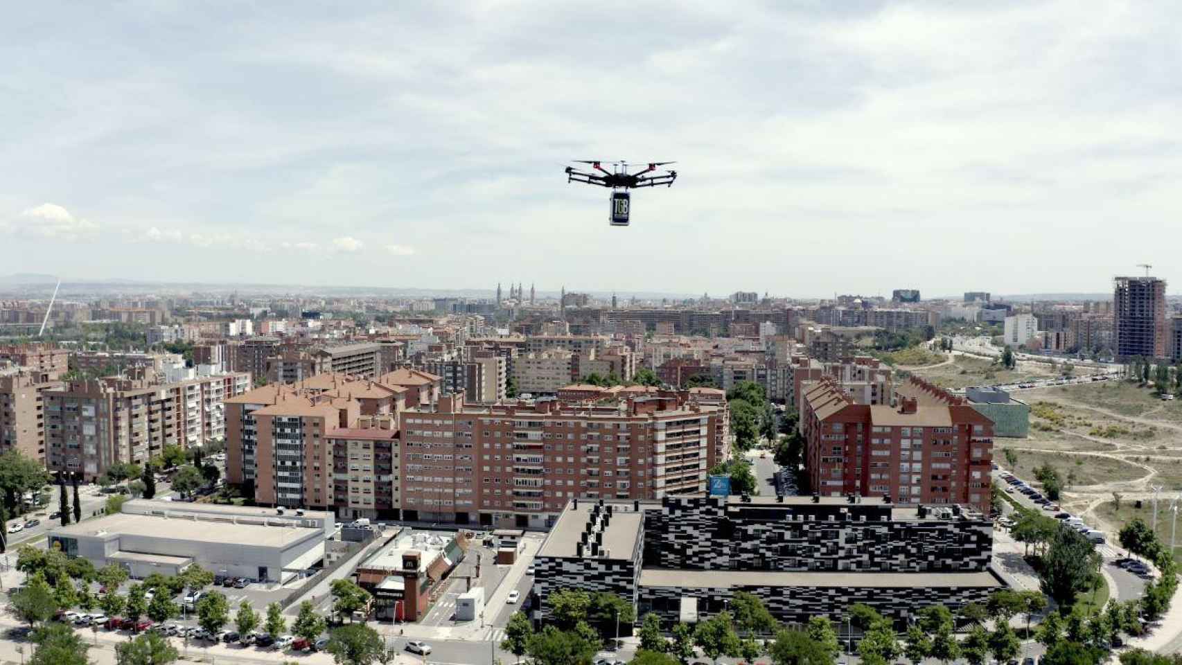 Un dron transporta comida a domicilio de TGB - The Good Burger en la prueba realizada por Restalia / GRUPO RESTALIA