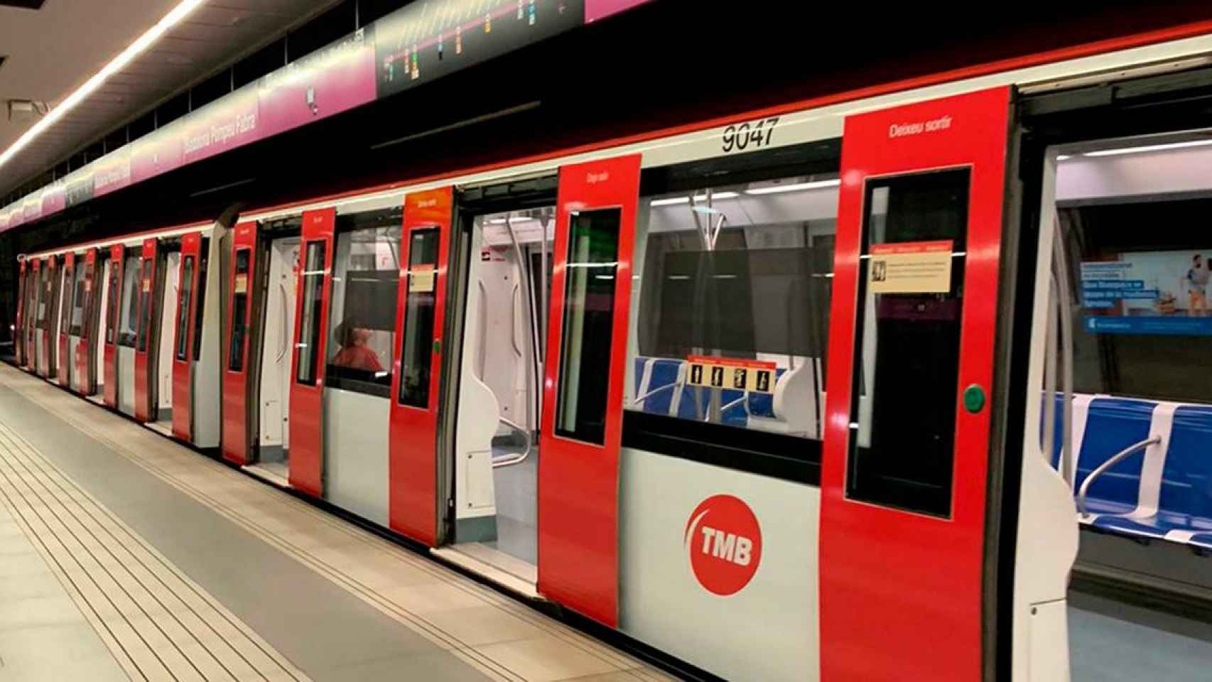 Un metro de Barcelona parado en una de las estaciones / TMB