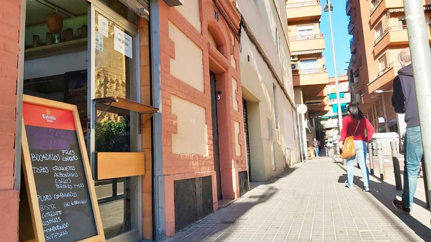 Imagen de un bar-restaurante con la puerta bloqueada tras el 'cerrojazo' al sector, que costará 40.000 euros por cada negocio / CG