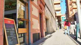 Imagen de un bar-restaurante con la puerta bloqueada tras el 'cerrojazo' al sector, que costará 40.000 euros por cada negocio / CG
