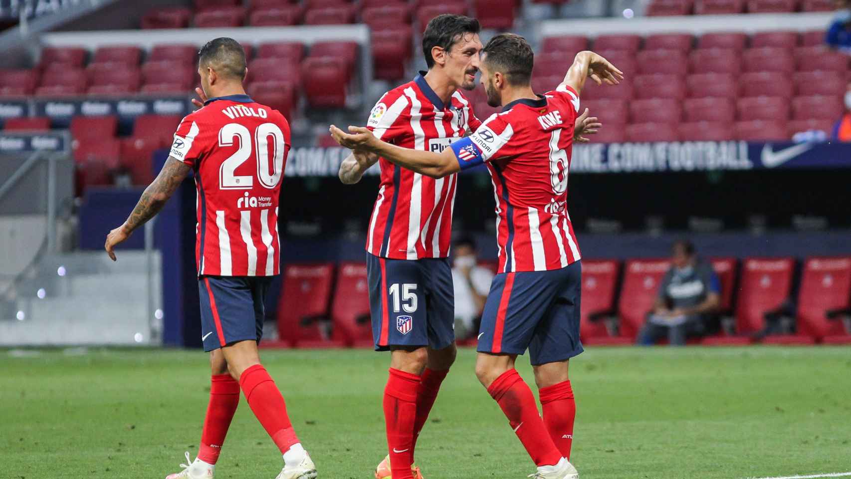 Los jugadores del Atlético celebran un gol en un partido de fútbol correspondiente a La Liga / EP