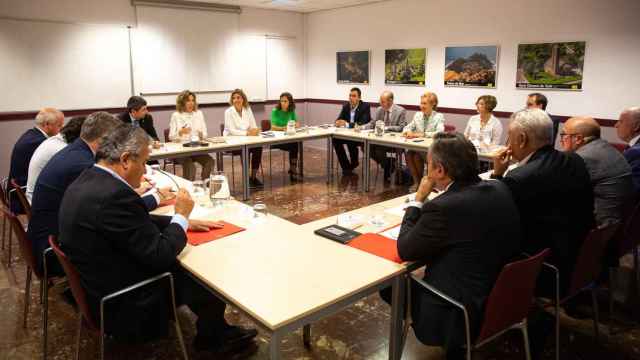 La consejera Àngels Chacón, durante la reunión con los presidentes de las Cámaras de Comercio catalanas para abordar la nueva Ley de Cámaras / EUROPA PRESS