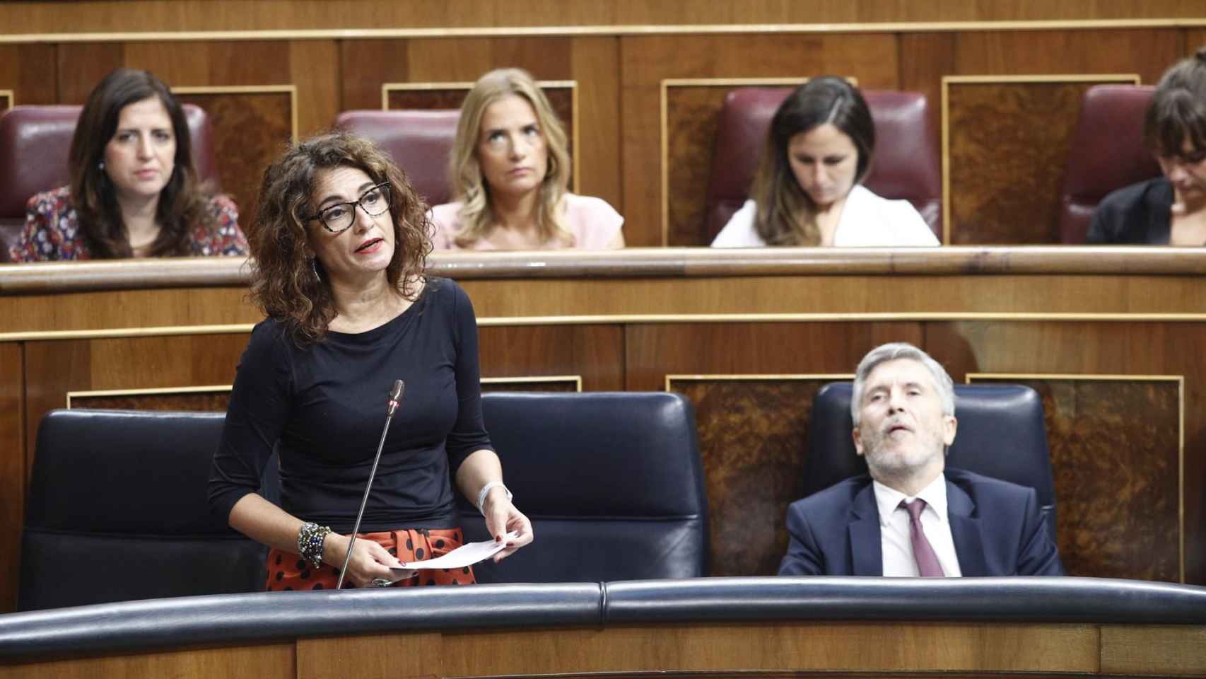 La ministra de Hacienda, María Jesús Montero, adelanta subida de impuestos a bancos y petroleras