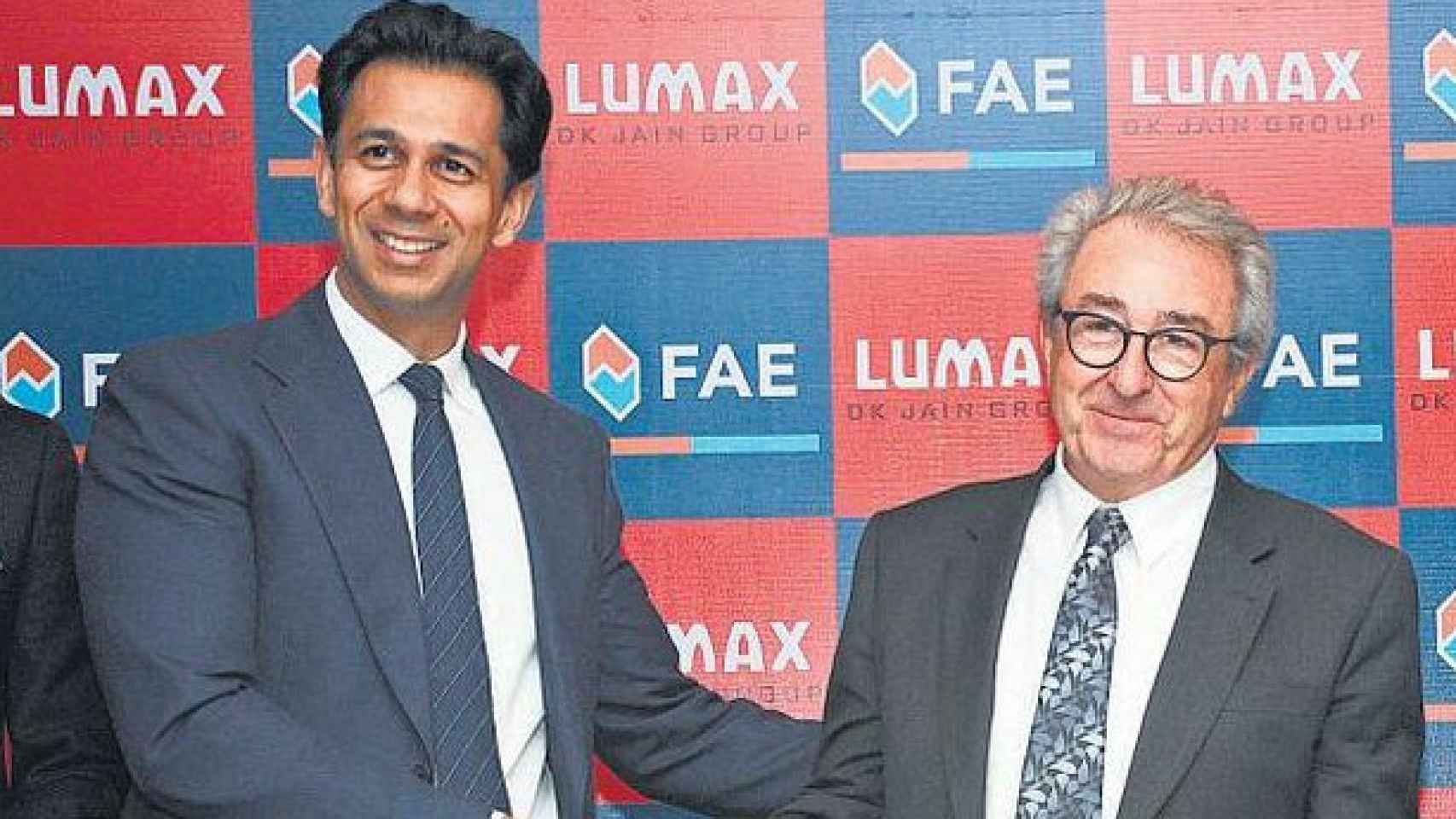 El presidente de Lumax, Deepack Jain, firma la alianza con Francisco Marro, presidente de FAE / Lumax