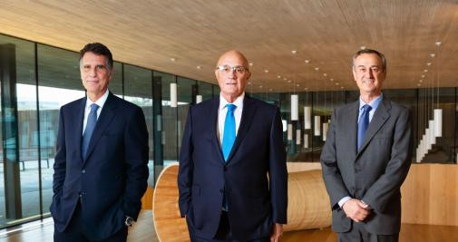 Josep Oliu, presidente del Banco Sabadell (centro), flanqueado por el nuevo CEO, César González-Bueno (dcha.), y el saliente, Jaime Guardiola / EP