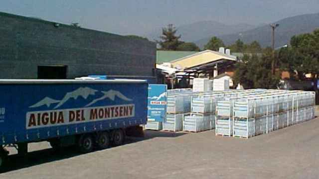 Un camión de Aigua del Montseny carga garrafas de agua de la empresa / XTEC