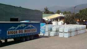 Un camión de Aigua del Montseny carga garrafas de agua de la empresa / XTEC