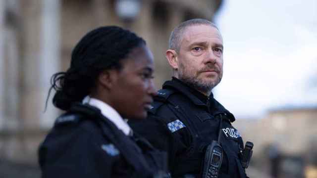 Una imagen de la miniserie de la BBC 'The responder', con el actor Martin Freeman y la actriz Adelayo Adedayo / MOVISTAR