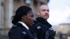 Una imagen de la miniserie de la BBC 'The responder', con el actor Martin Freeman y la actriz Adelayo Adedayo / MOVISTAR