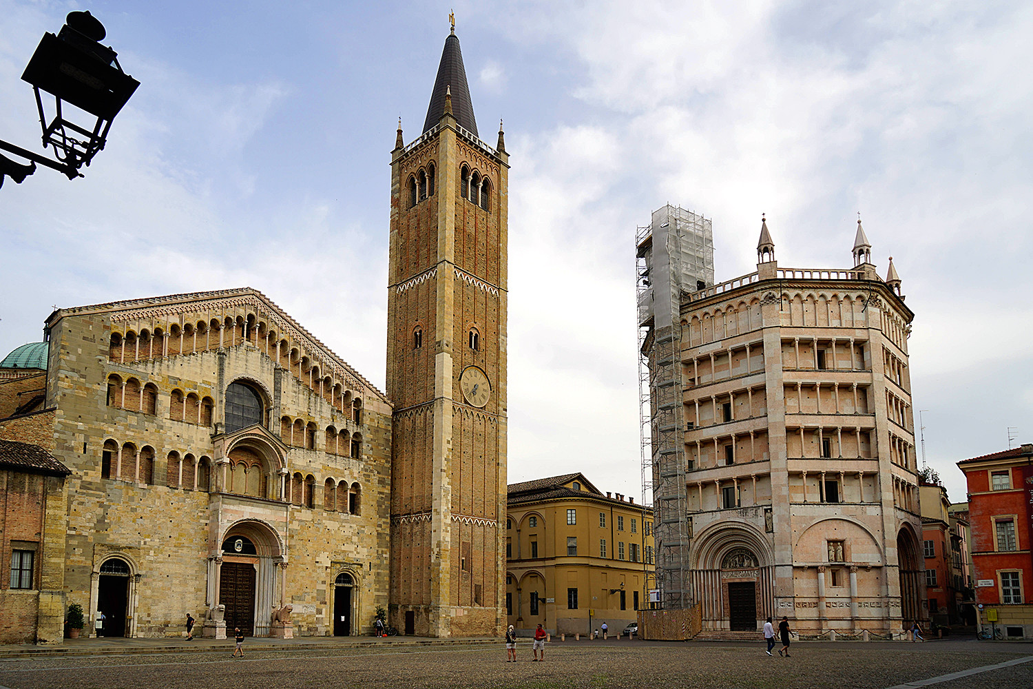 En la plaza del Duomo de Parma se encuentran dos de sus más bellos edificios, la catedral y el baptisterio / YOLANDA CARDO