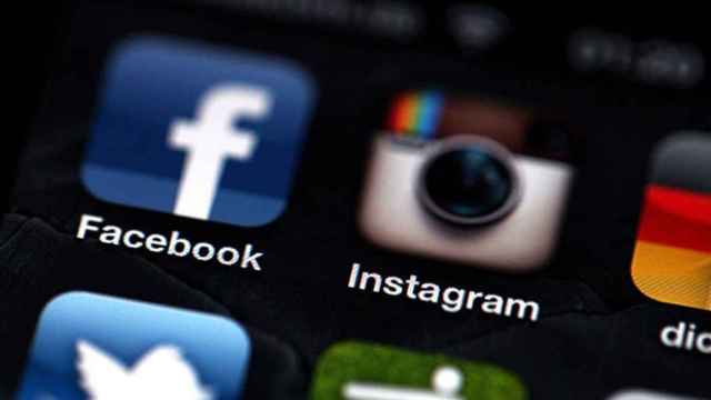 Imagen en las que se ven las apps de Facebook e Instagram en un móvil / EFE