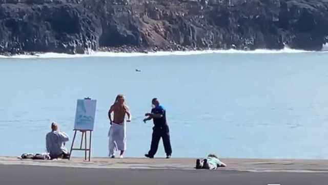 Un policía desaloja a una mujer y a un hombre en el puerto de Tazacorte /LA PROVINCIA