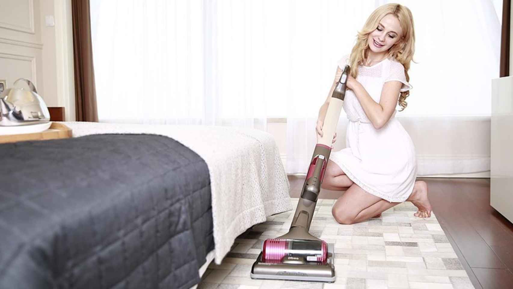 Un hombre ofrece trabajo a chicas para que limpien su casa en lencería