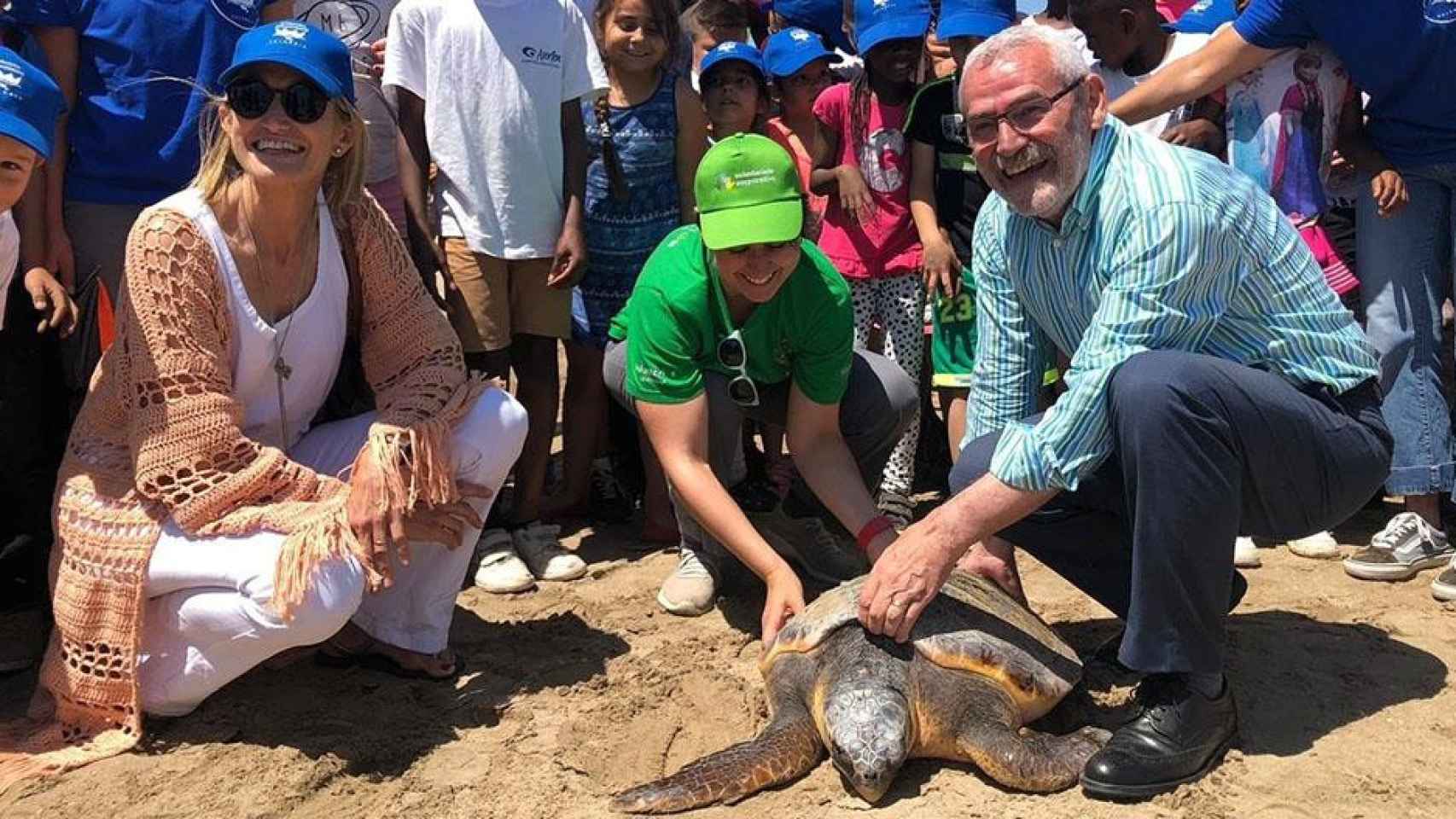 Niños de Nazaret sueltan al mar una tortuga y limpian La Patacona para celebrar el Día Mundial de los Océanos / OCEANOGRÀFIC