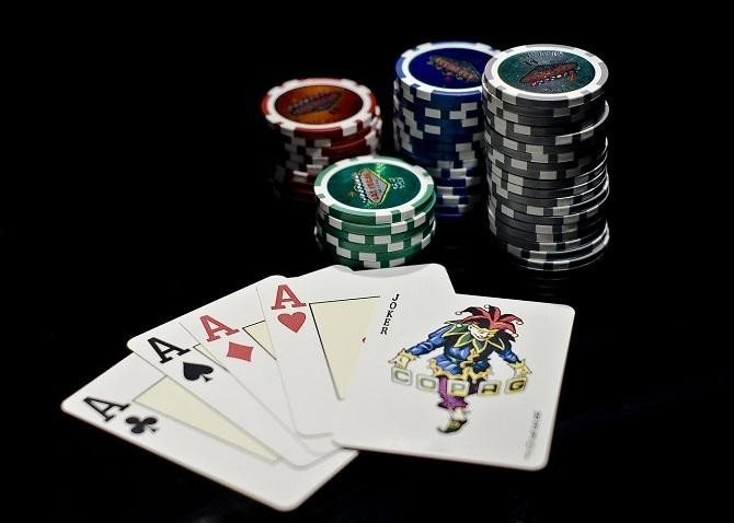 Jugada de poker con una baraja de cartas / Juan Antonio García-Filoso Rodríguez EN PIXABAY